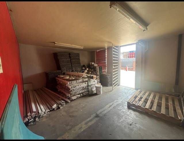 200M² WAREHOUSE TO LET IN LONGDALE